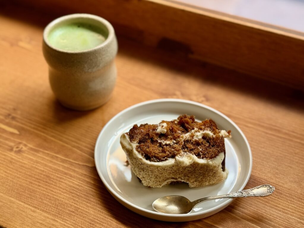 Le Café Adoré est un coffee shop–cantine à Aix qui propose du matcha d’Uji, des cafés de spécialité et des gâteaux maison. (barrot cake)