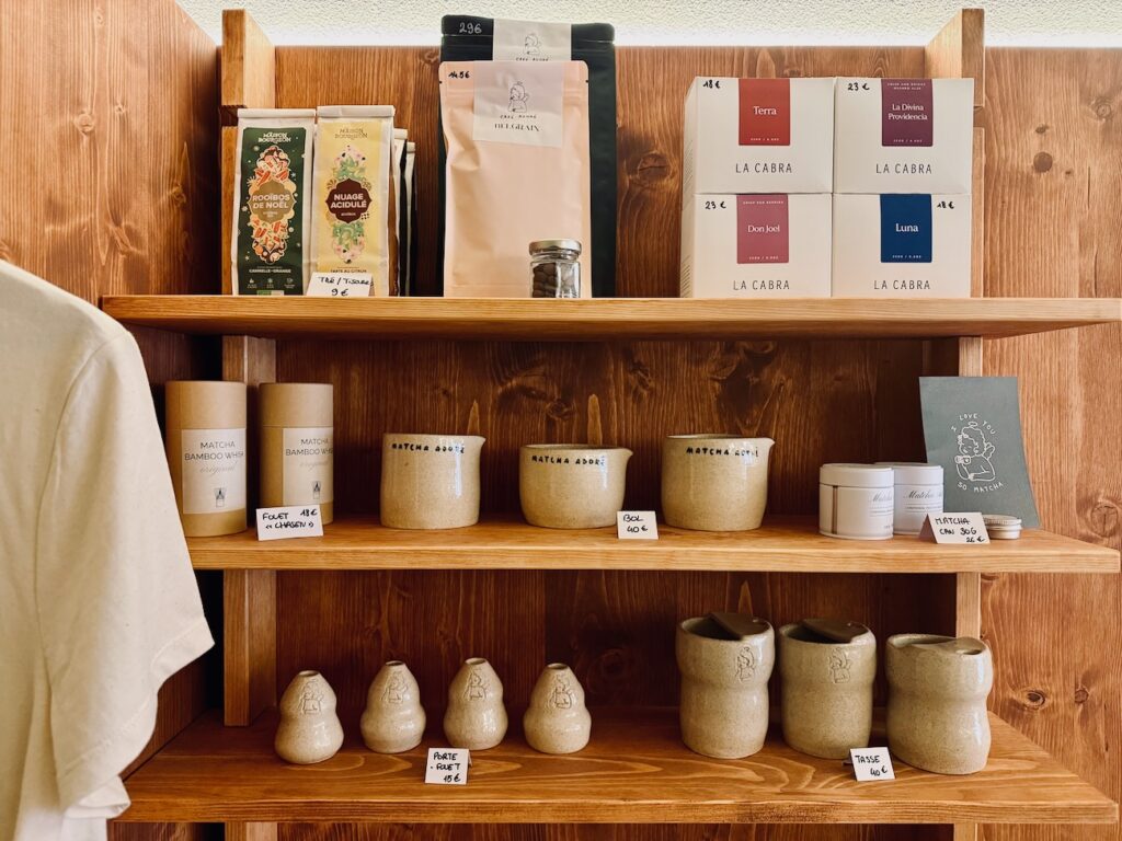 Le Café Adoré est un coffee shop–cantine à Aix qui propose du matcha d’Uji, des cafés de spécialité et des gâteaux maison. (étagère)