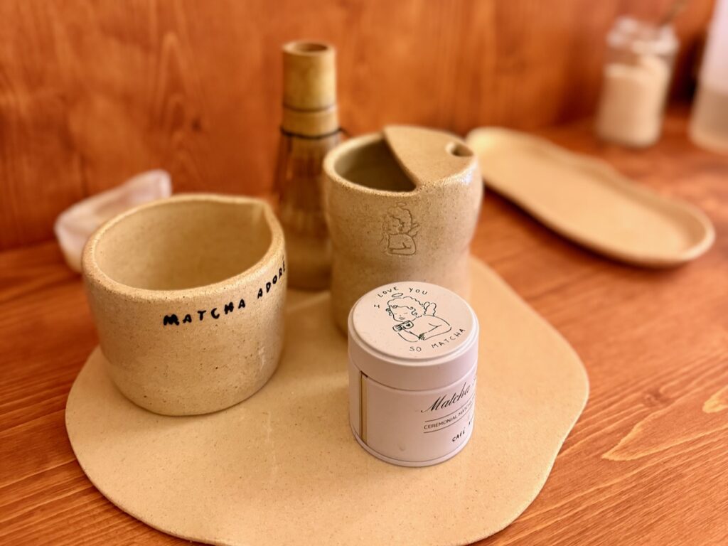 Le Café Adoré est un coffee shop–cantine à Aix qui propose du matcha d’Uji, des cafés de spécialité et des gâteaux maison. (shop)