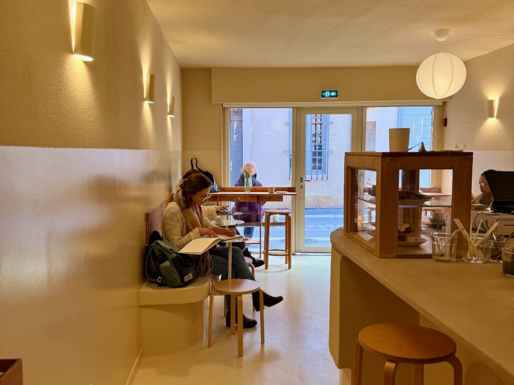 Le Café Adoré est un coffee shop–cantine à Aix qui propose du matcha d’Uji, des cafés de spécialité et des gâteaux maison. (salle)