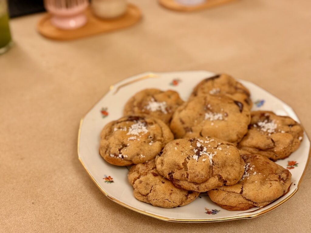 Le Café Adoré est un coffee shop–cantine à Aix qui propose du matcha d’Uji, des cafés de spécialité et des gâteaux maison. (cookie)