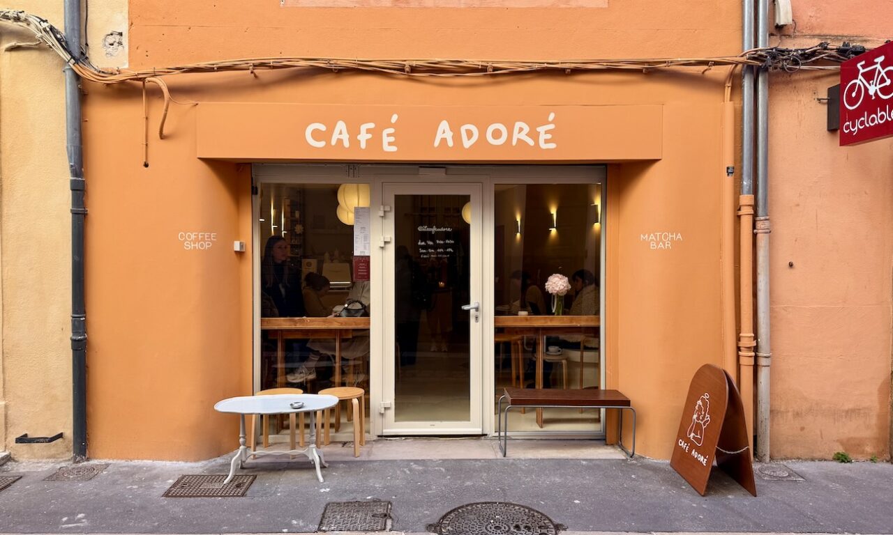 Le Café Adoré est un coffee shop–cantine à Aix qui propose du matcha d’Uji, des cafés de spécialité et des gâteaux maison. (façade)