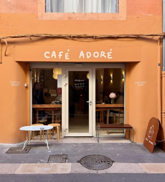 Le Café Adoré est un coffee shop–cantine à Aix qui propose du matcha d’Uji, des cafés de spécialité et des gâteaux maison. (façade)