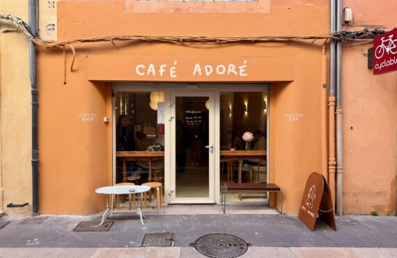 Le Café Adoré est un coffee shop–cantine à Aix qui propose du matcha d’Uji, des cafés de spécialité et des gâteaux maison. (façade)