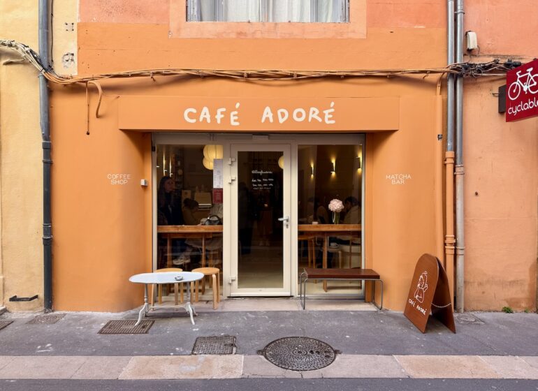Le Café Adoré est un coffee shop–cantine à Aix qui propose du matcha d’Uji, des cafés de spécialité et des gâteaux maison. (façade)