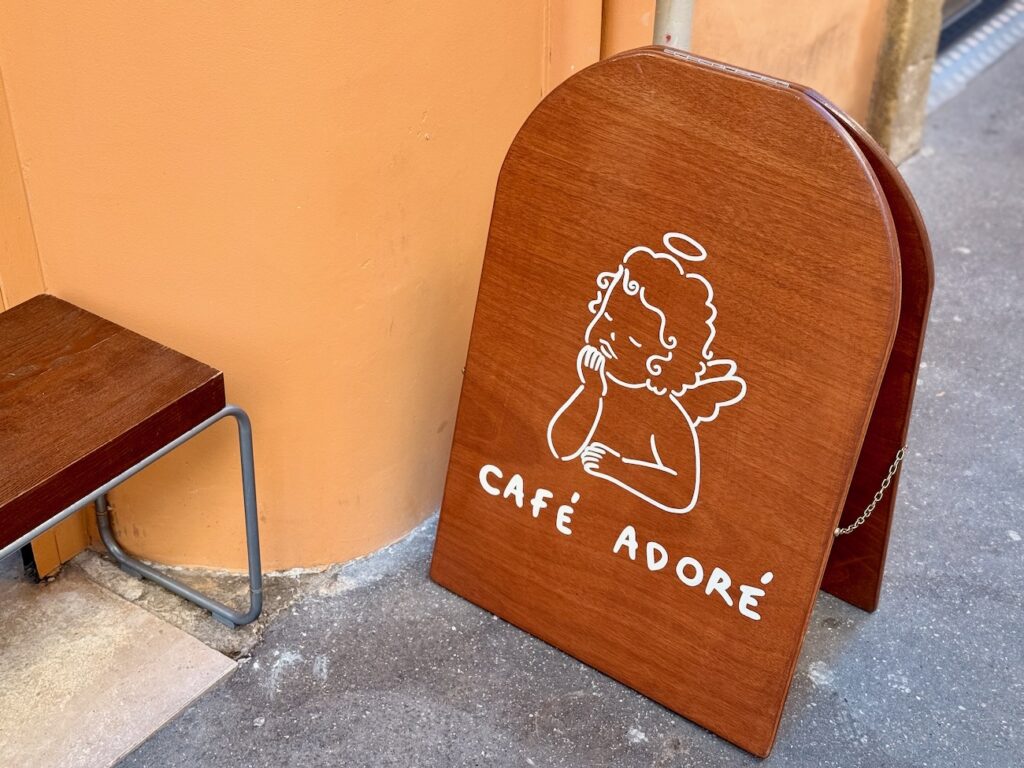 Le Café Adoré est un coffee shop–cantine à Aix qui propose du matcha d’Uji, des cafés de spécialité et des gâteaux maison. (ange)
