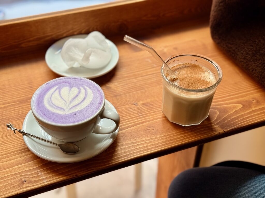 Le Café Adoré est un coffee shop–cantine à Aix qui propose du matcha d’Uji, des cafés de spécialité et des gâteaux maison. (une latte)