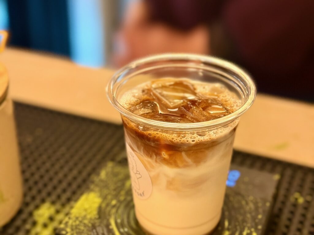 Le Café Adoré est un coffee shop–cantine à Aix qui propose du matcha d’Uji, des cafés de spécialité et des gâteaux maison. (ice latte)