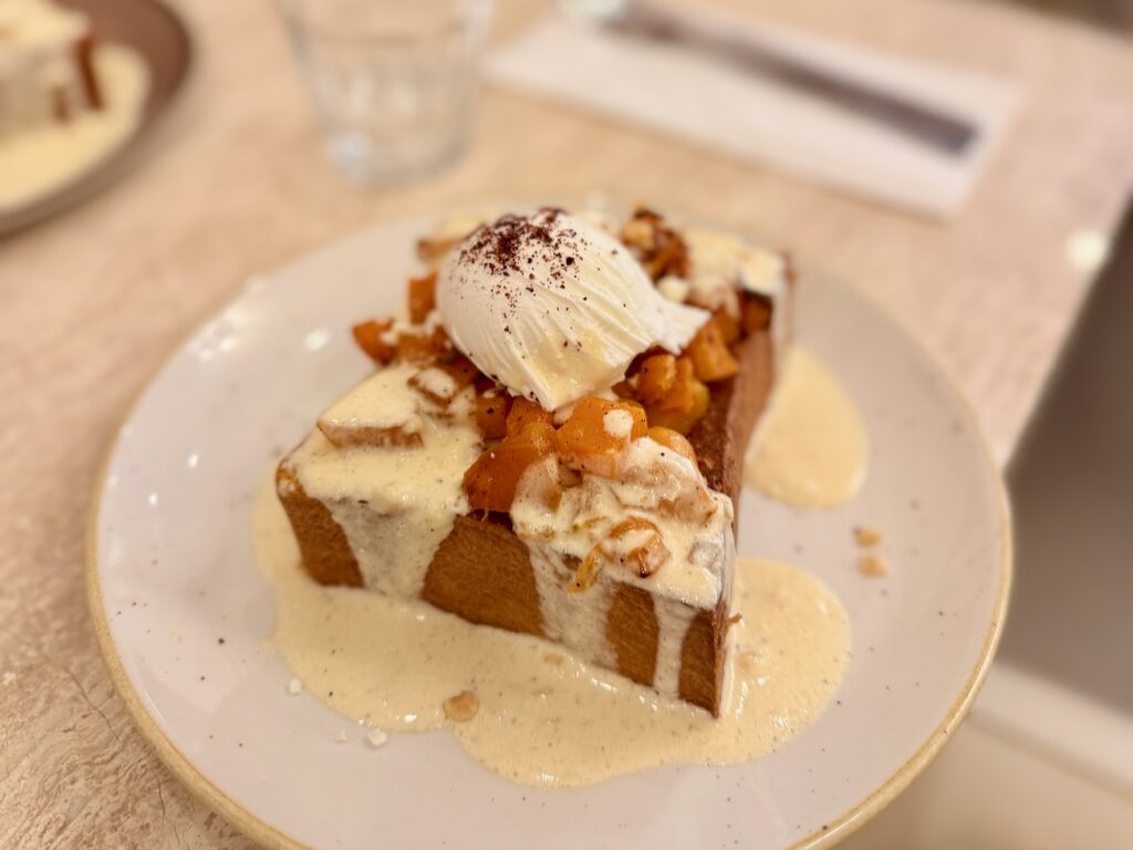 Dans le centre ville d'Aix-en-Provence Déïa décline le brunch tous les jours entre gourmandise assumée et potions bien‑être. (brioche courge)