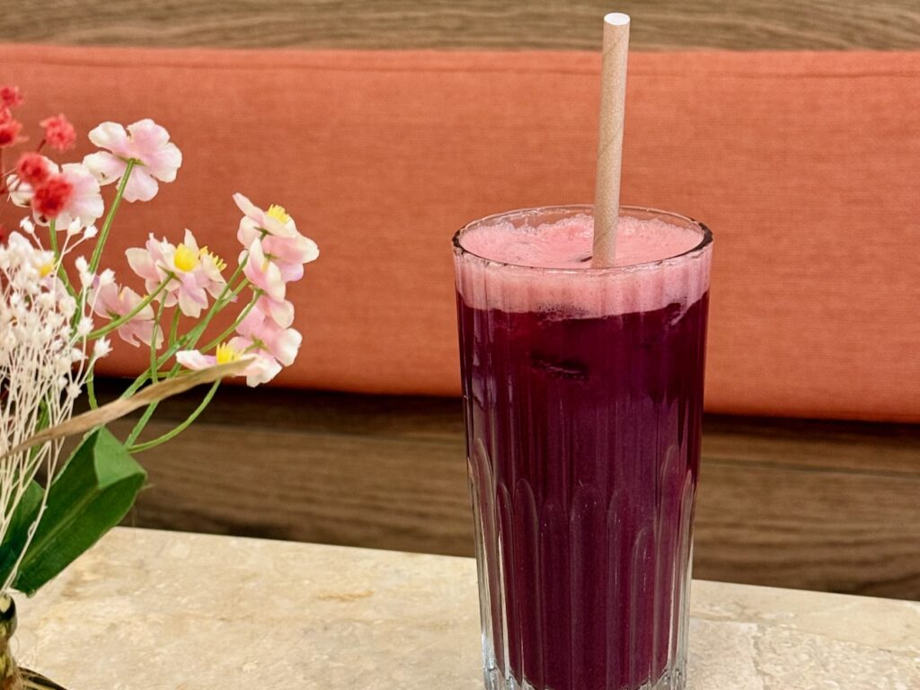 Dans le centre ville d'Aix-en-Provence Déïa décline le brunch tous les jours entre gourmandise assumée et potions bien‑être. (jus élixir)