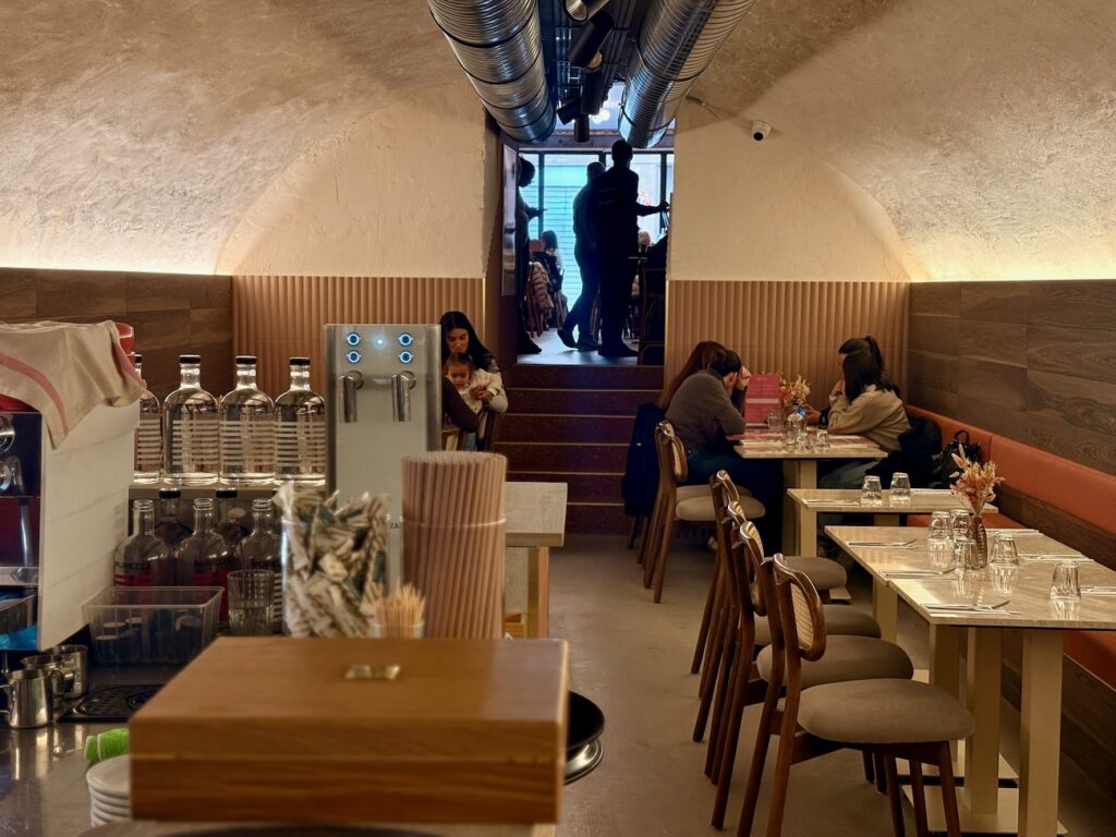 Dans le centre ville d'Aix-en-Provence Déïa décline le brunch tous les jours entre gourmandise assumée et potions bien‑être. (intérieur)