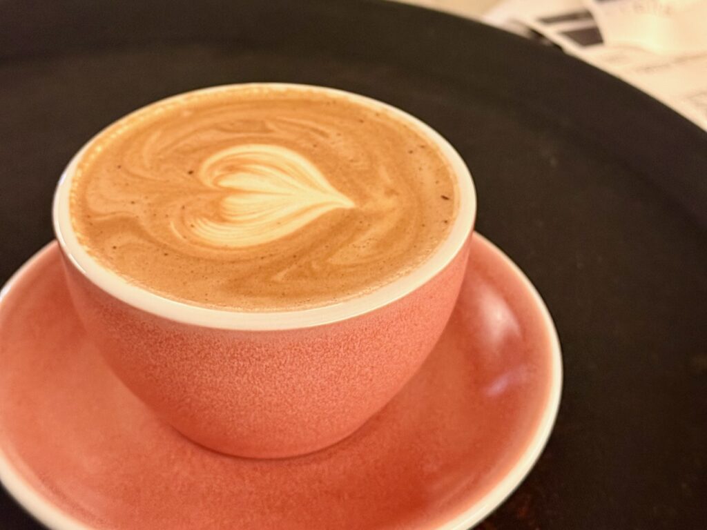 Dans le centre ville d'Aix-en-Provence Déïa décline le brunch tous les jours entre gourmandise assumée et potions bien‑être. (latte)