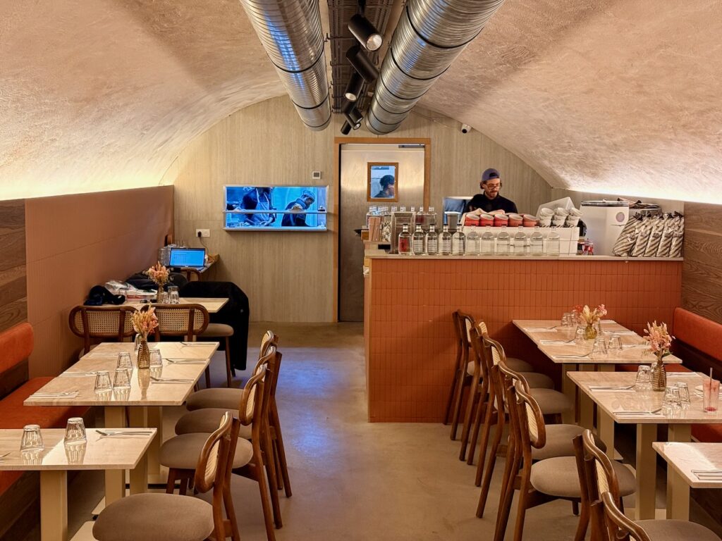 Dans le centre ville d'Aix-en-Provence Déïa décline le brunch tous les jours entre gourmandise assumée et potions bien‑être. (cave)