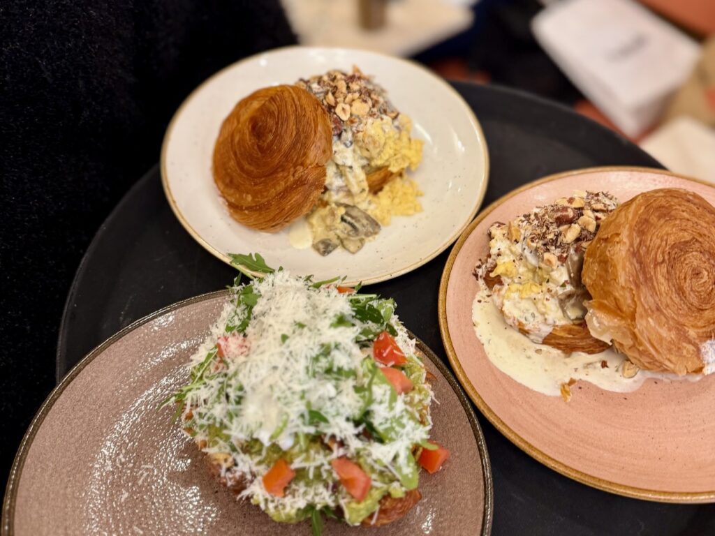 Dans le centre ville d'Aix-en-Provence Déïa décline le brunch tous les jours entre gourmandise assumée et potions bien‑être. (plateau)