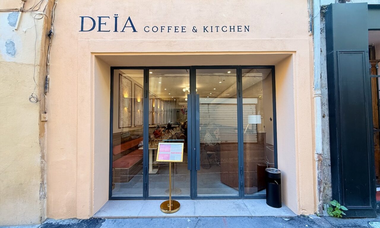 Dans le centre ville d'Aix-en-Provence Déïa décline le brunch tous les jours entre gourmandise assumée et potions bien‑être. (devanture)