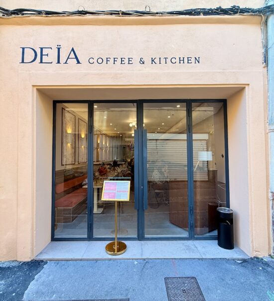 Dans le centre ville d'Aix-en-Provence Déïa décline le brunch tous les jours entre gourmandise assumée et potions bien‑être. (devanture)
