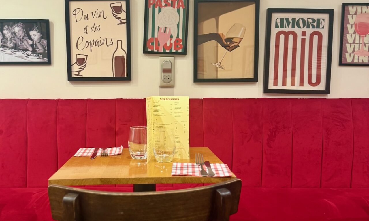 Piu Pasta est un comptoir à pâtes fraîches situé dans le centre ville d'Aix en Provence où l’on compose son assiette de A à Z. (table)