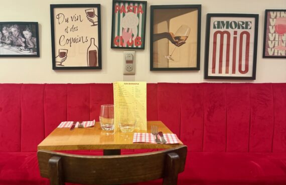 Piu Pasta est un comptoir à pâtes fraîches situé dans le centre ville d'Aix en Provence où l’on compose son assiette de A à Z. (table)