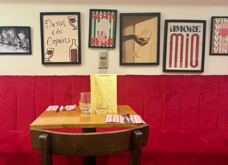 Piu Pasta est un comptoir à pâtes fraîches situé dans le centre ville d'Aix en Provence où l’on compose son assiette de A à Z. (table)