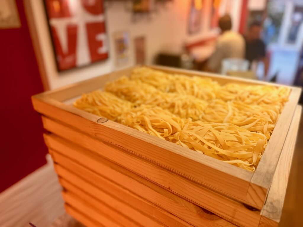 Piu Pasta est un comptoir à pâtes fraîches situé dans le centre ville d'Aix en Provence où l’on compose son assiette de A à Z. (pâtes)