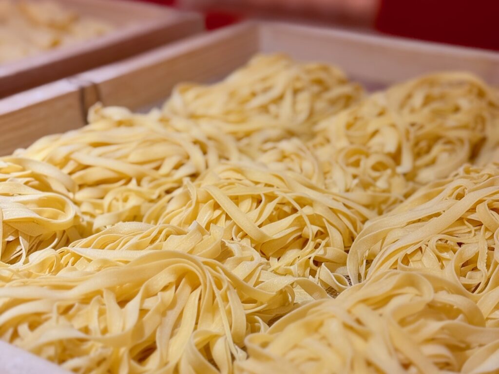 Piu Pasta est un comptoir à pâtes fraîches situé dans le centre ville d'Aix en Provence où l’on compose son assiette de A à Z. (tagliatelle)
