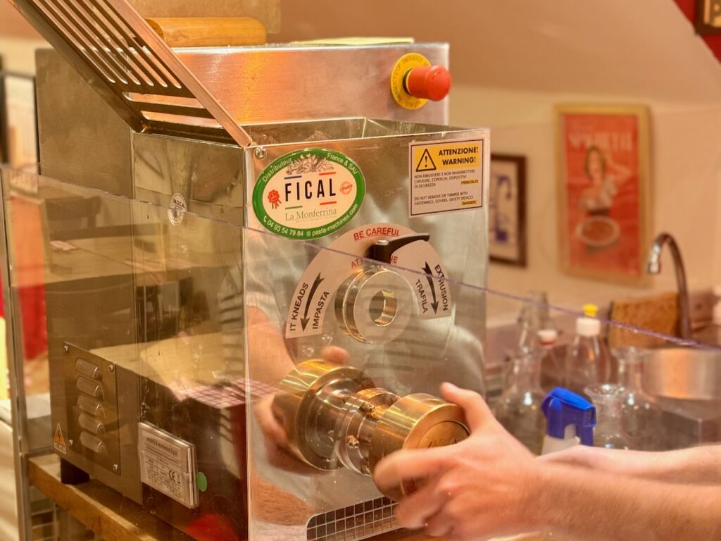 Piu Pasta est un comptoir à pâtes fraîches situé dans le centre ville d'Aix en Provence où l’on compose son assiette de A à Z. (machine à pâtes)