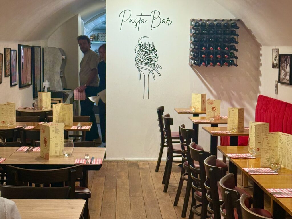 Piu Pasta est un comptoir à pâtes fraîches situé dans le centre ville d'Aix en Provence où l’on compose son assiette de A à Z. (intérieur)