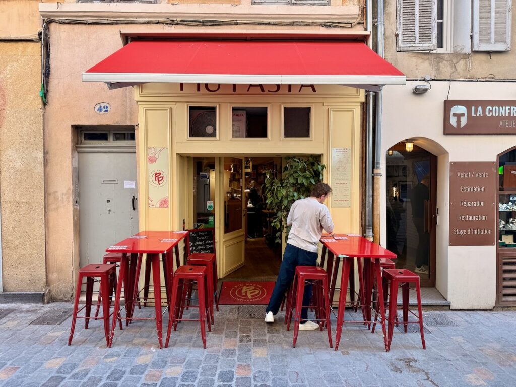 Piu Pasta est un comptoir à pâtes fraîches situé dans le centre ville d'Aix en Provence où l’on compose son assiette de A à Z. (terrasse)