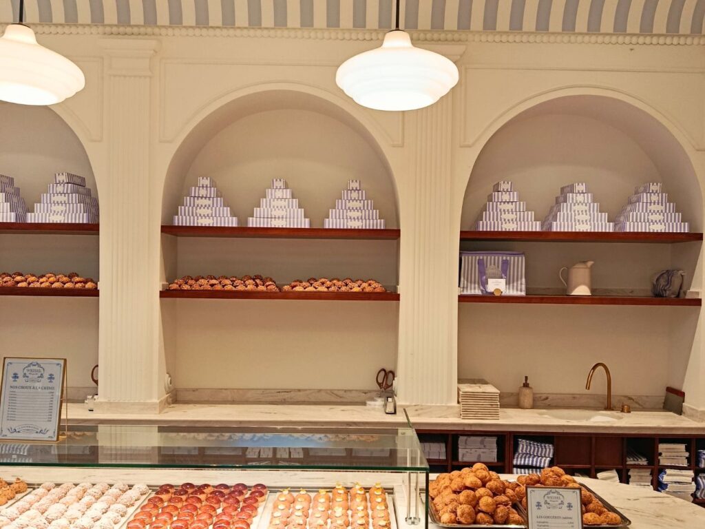 Weibel Chouquettes est une pâtisserie artisanale spécialisée dans la pâte à chou, située dans le coeur historique d'Aix-en-Provence (présentoir)