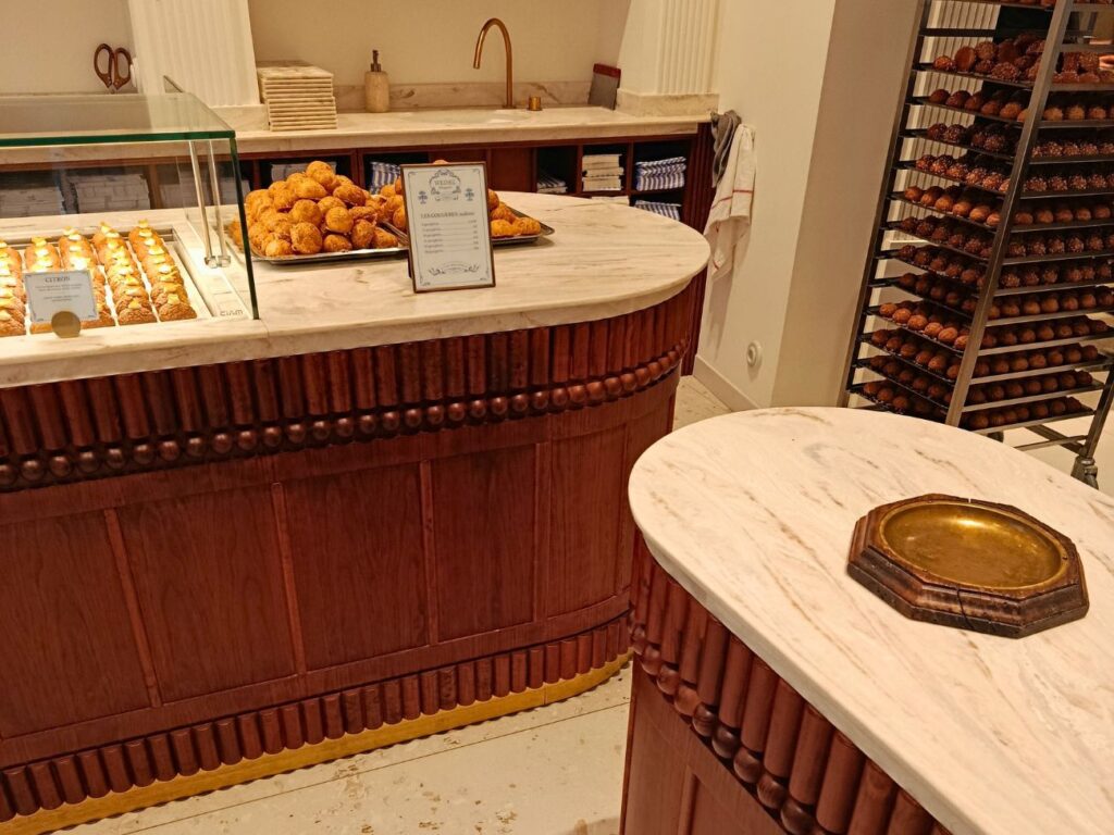 Weibel Chouquettes est une pâtisserie artisanale spécialisée dans la pâte à chou, située dans le coeur historique d'Aix-en-Provence (comptoirs)