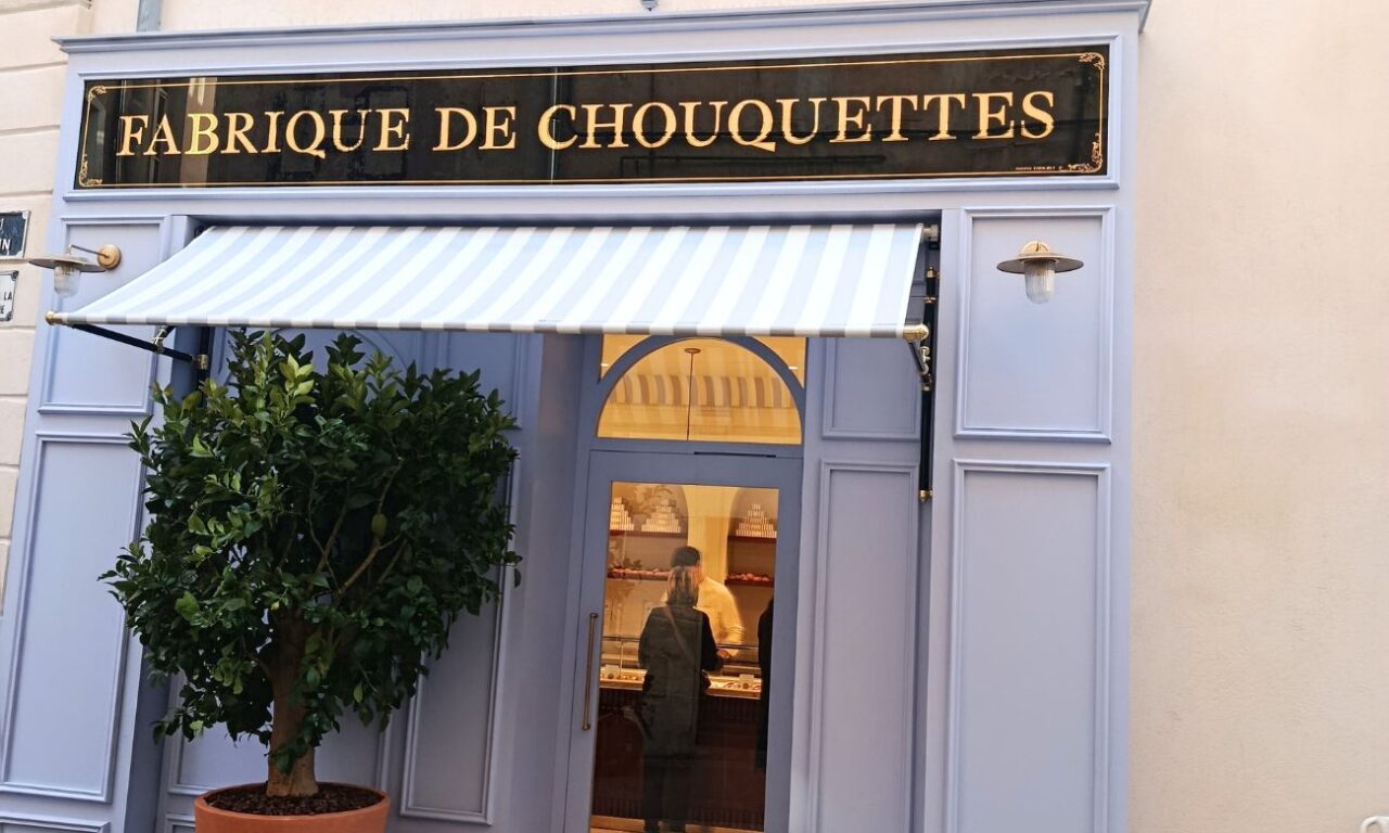 Weibel Chouquettes est une pâtisserie artisanale spécialisée dans la pâte à chou, située dans le coeur historique d'Aix-en-Provence (seconde devanture)