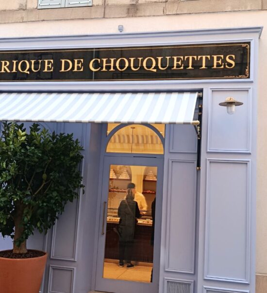 Weibel Chouquettes est une pâtisserie artisanale spécialisée dans la pâte à chou, située dans le coeur historique d'Aix-en-Provence (seconde devanture)