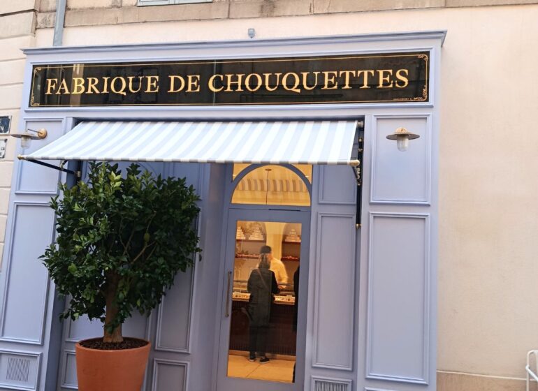 Weibel Chouquettes est une pâtisserie artisanale spécialisée dans la pâte à chou, située dans le coeur historique d'Aix-en-Provence (seconde devanture)
