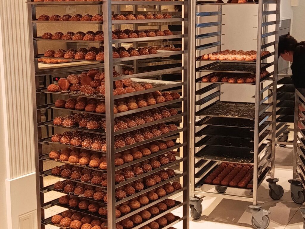 Weibel Chouquettes est une pâtisserie artisanale spécialisée dans la pâte à chou, située dans le coeur historique d'Aix-en-Provence (atelier)