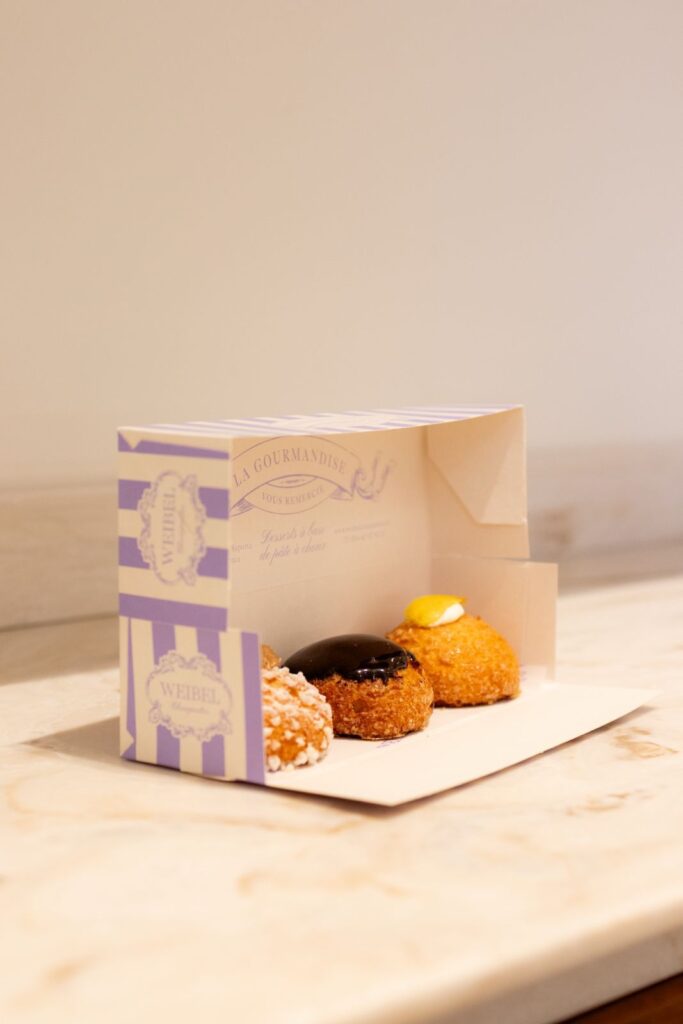 Weibel Chouquettes est une pâtisserie artisanale spécialisée dans la pâte à chou, située dans le coeur historique d'Aix-en-Provence (boîte choux)