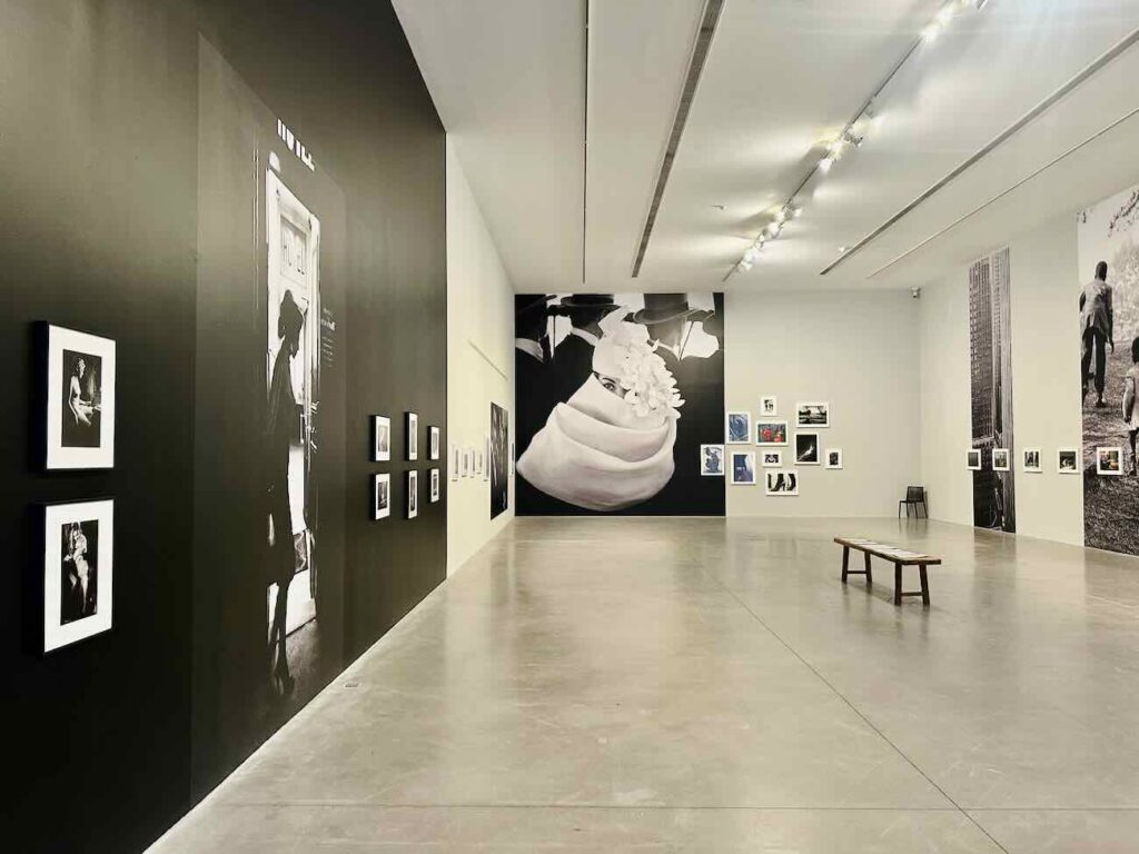 Le Château La Coste consacre une exposition à l’un des grands noms de la photographie du XXᵉ siècle : Frank Horvat dans la Galerie des Chais. Intitulée « Laisser la vie se produire », cette présentation retrace plusieurs décennies d’un travail libre, audacieux et profondément humain entre mode et photos de rue (salle d'expo)