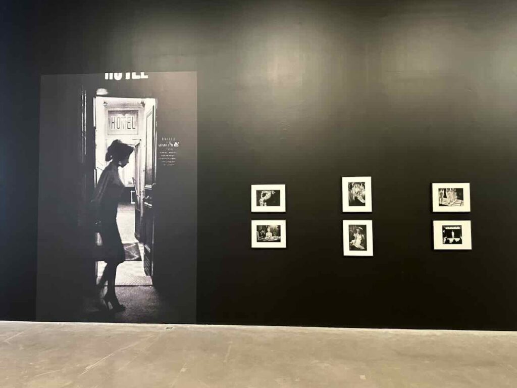 Le Château La Coste consacre une exposition à l’un des grands noms de la photographie du XXᵉ siècle : Frank Horvat dans la Galerie des Chais. Intitulée « Laisser la vie se produire », cette présentation retrace plusieurs décennies d’un travail libre, audacieux et profondément humain entre mode et photos de rue (crazy horse)