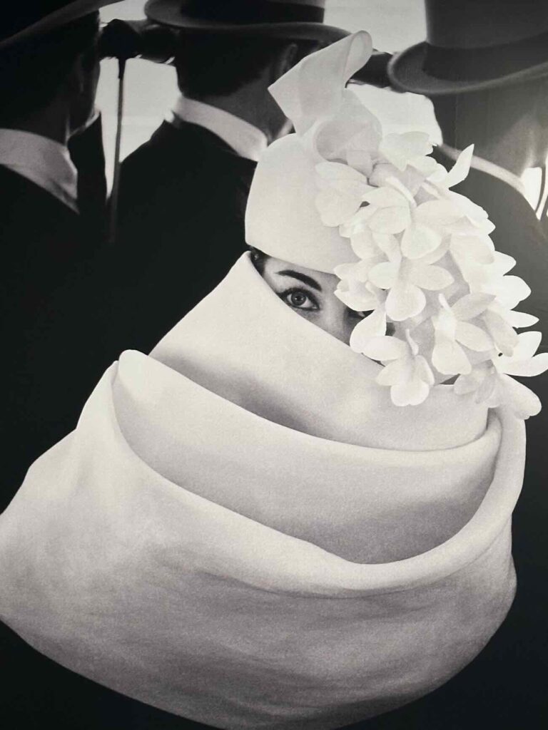 Le Château La Coste consacre une exposition à l’un des grands noms de la photographie du XXᵉ siècle : Frank Horvat dans la Galerie des Chais. Intitulée « Laisser la vie se produire », cette présentation retrace plusieurs décennies d’un travail libre, audacieux et profondément humain entre mode et photos de rue (defile)