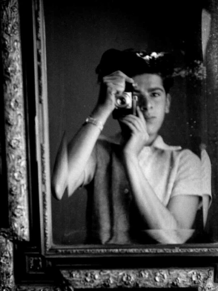 Le Château La Coste consacre une exposition à l’un des grands noms de la photographie du XXᵉ siècle : Frank Horvat dans la Galerie des Chais. Intitulée « Laisser la vie se produire », cette présentation retrace plusieurs décennies d’un travail libre, audacieux et profondément humain entre mode et photos de rue (autoportrait)