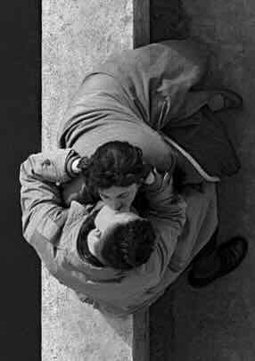 Le Château La Coste consacre une exposition à l’un des grands noms de la photographie du XXᵉ siècle : Frank Horvat dans la Galerie des Chais. Intitulée « Laisser la vie se produire », cette présentation retrace plusieurs décennies d’un travail libre, audacieux et profondément humain entre mode et photos de rue (baiser)