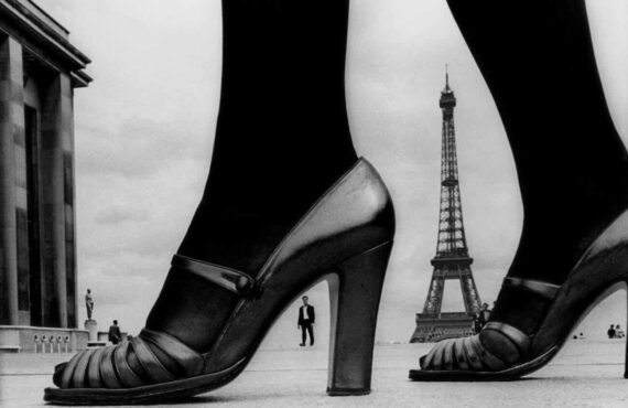 Le Château La Coste consacre une exposition à l’un des grands noms de la photographie du XXᵉ siècle : Frank Horvat dans la Galerie des Chais. Intitulée « Laisser la vie se produire », cette présentation retrace plusieurs décennies d’un travail libre, audacieux et profondément humain entre mode et photos de rue (Tour effeil)