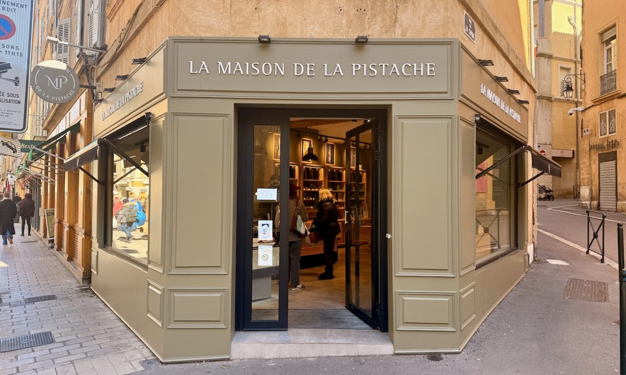 La Maison de la Pistache est une épicerie fine dédiée à la pistache à Aix-en-Provence. On y retrouve le fruit à coque sous toutes ses formes. (devanture)