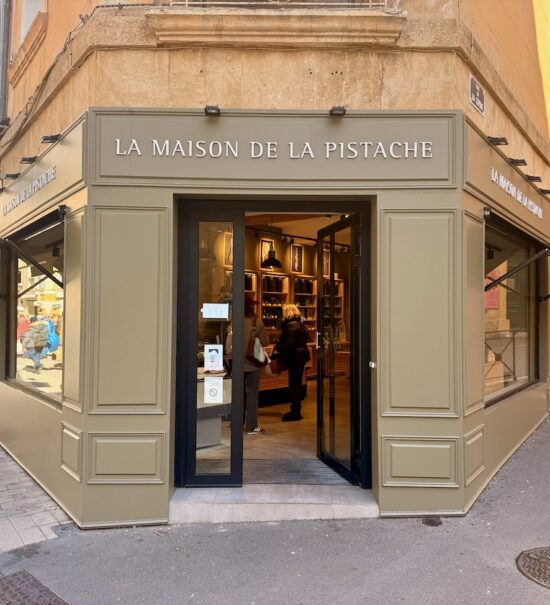 La Maison de la Pistache est une épicerie fine dédiée à la pistache à Aix-en-Provence. On y retrouve le fruit à coque sous toutes ses formes. (devanture)