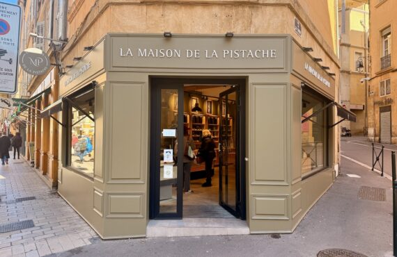 La Maison de la Pistache est une épicerie fine dédiée à la pistache à Aix-en-Provence. On y retrouve le fruit à coque sous toutes ses formes. (devanture)