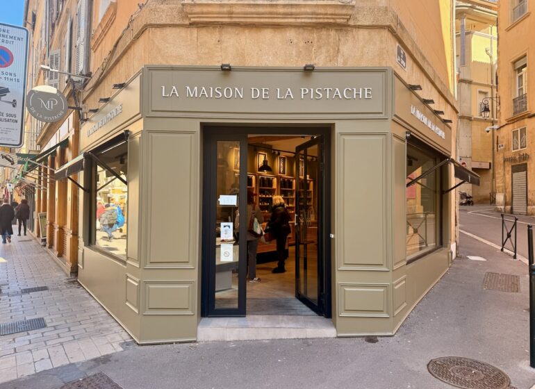 La Maison de la Pistache est une épicerie fine dédiée à la pistache à Aix-en-Provence. On y retrouve le fruit à coque sous toutes ses formes. (devanture)