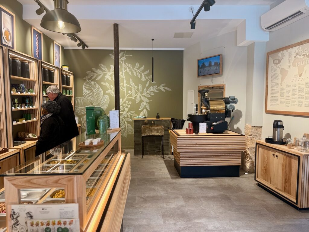 La Maison de la Pistache est une épicerie fine dédiée à la pistache à Aix-en-Provence. On y retrouve le fruit à coque sous toutes ses formes. (boutique)