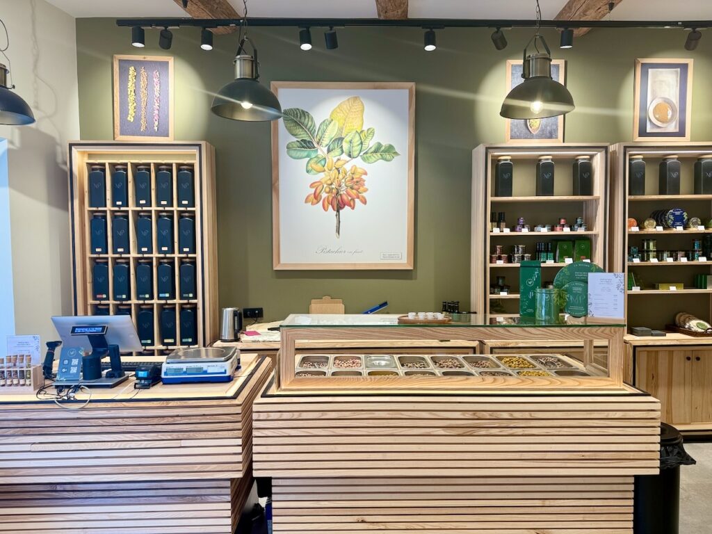 La Maison de la Pistache est une épicerie fine dédiée à la pistache à Aix-en-Provence. On y retrouve le fruit à coque sous toutes ses formes. (bar)