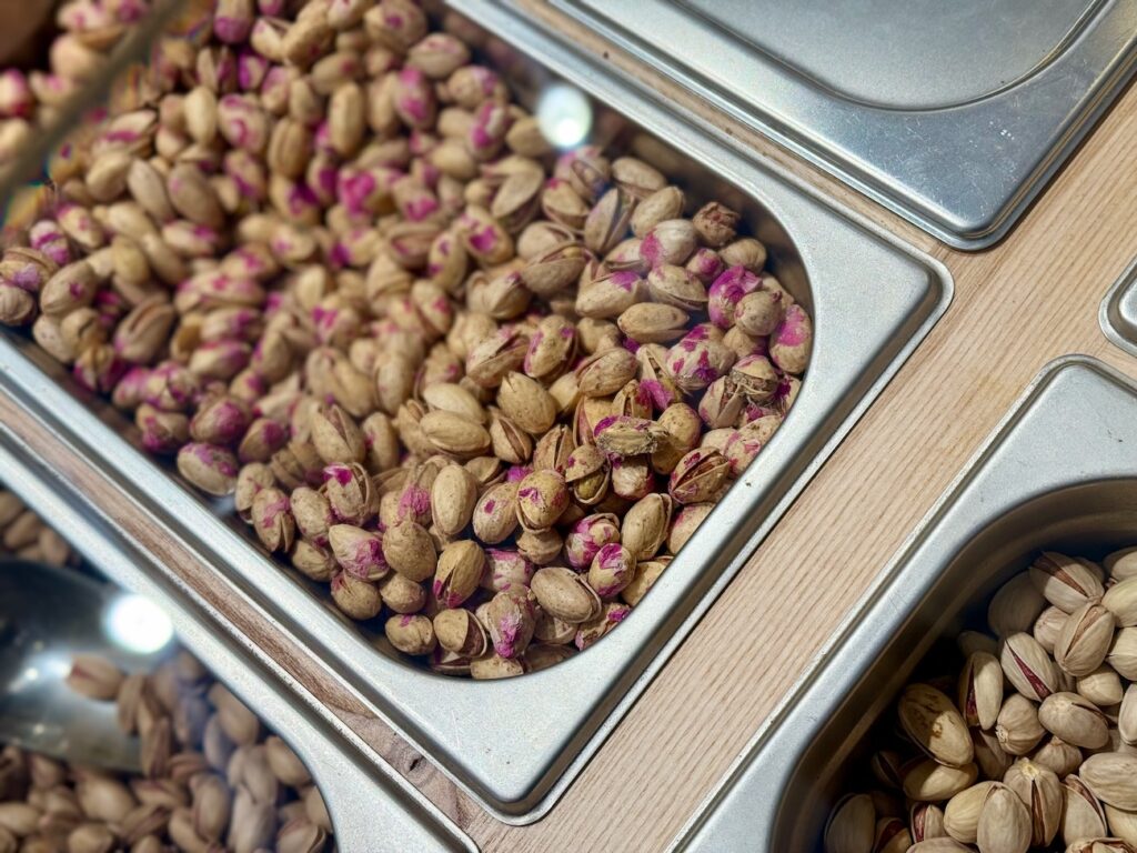 La Maison de la Pistache est une épicerie fine dédiée à la pistache à Aix-en-Provence. On y retrouve le fruit à coque sous toutes ses formes. (rose cardamone)