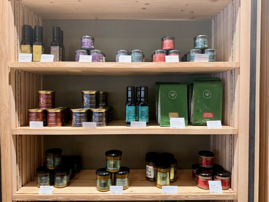 La Maison de la Pistache est une épicerie fine dédiée à la pistache à Aix-en-Provence. On y retrouve le fruit à coque sous toutes ses formes. (huiles)