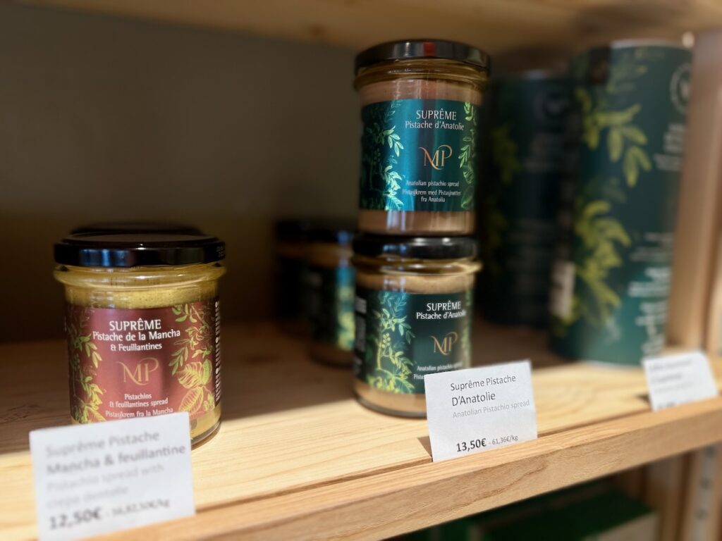 La Maison de la Pistache est une épicerie fine dédiée à la pistache à Aix-en-Provence. On y retrouve le fruit à coque sous toutes ses formes. (épicerie)